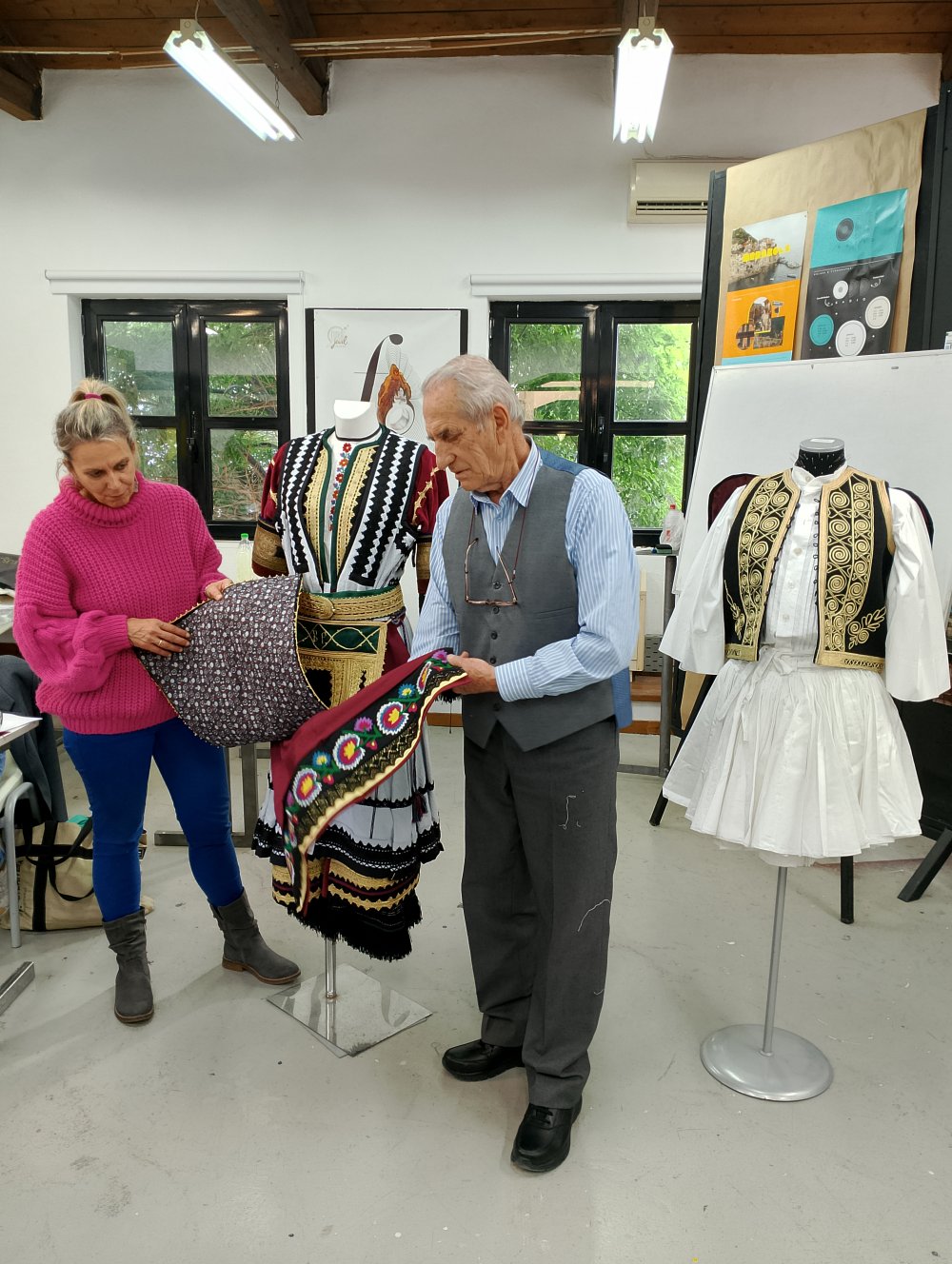 Παρουσίαση  της δουλειάς του δημιουργού Παραδοσιακής Φορεσιάς  Π. Ρουσιώτη  στην ΙΣΑΕΚ ( ΙΙΕΚ ) Δήμου Βόλου