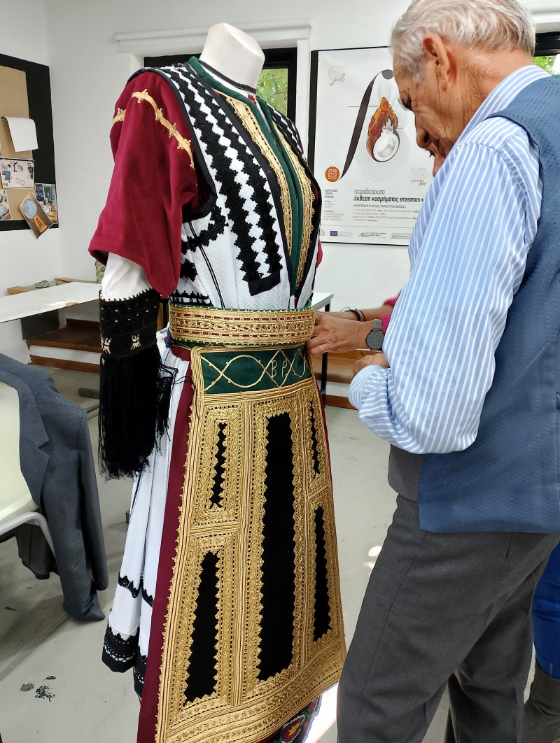 Workshop about Traditional Costumes at ISAEK Volos Municipality 