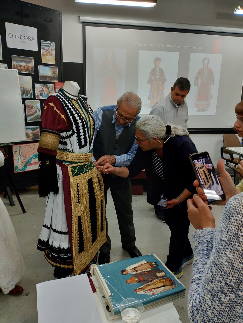 Workshop about Traditional Costumes at ISAEK Volos Municipality 